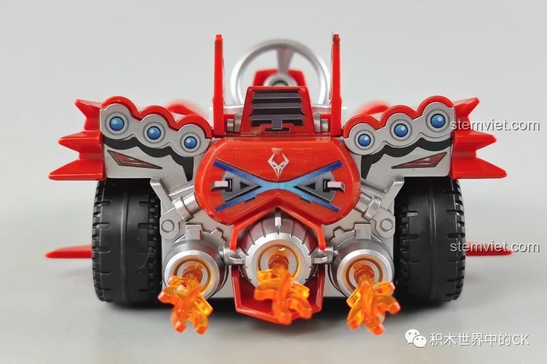 Mô hình xe đua Kim Cương QQ Phi Xe Enlighten nhìn trực diện từ phía sau, chi tiết ống xả và đèn hậu.