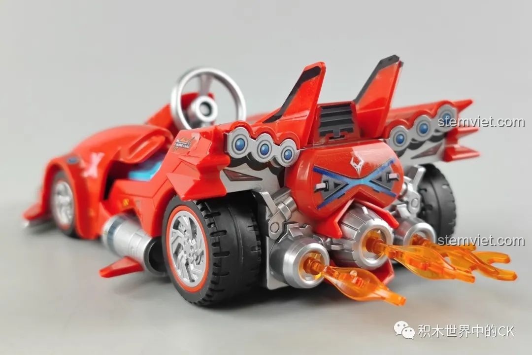 Mô hình xe đua Kim Cương QQ Phi Xe Enlighten nhìn từ phía sau, nổi bật với hệ thống ống xả và hiệu ứng lửa.