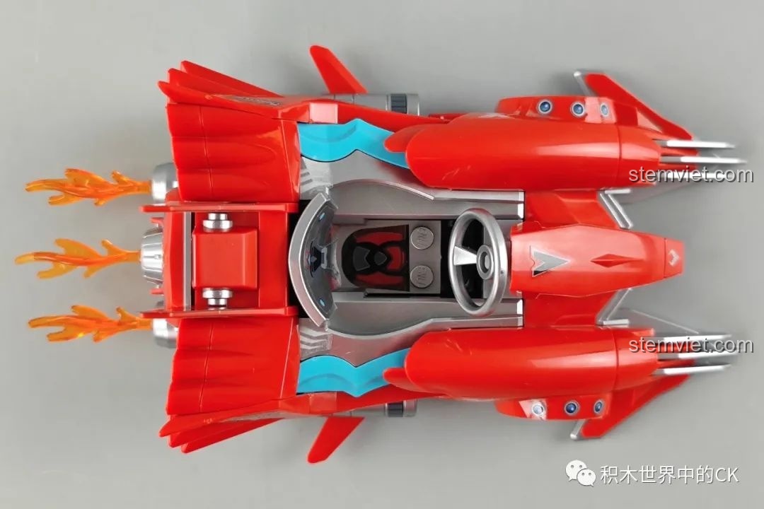 Mô hình xe đua Kim Cương QQ Phi Xe Enlighten nhìn từ trên xuống, tổng quan thiết kế và buồng lái.