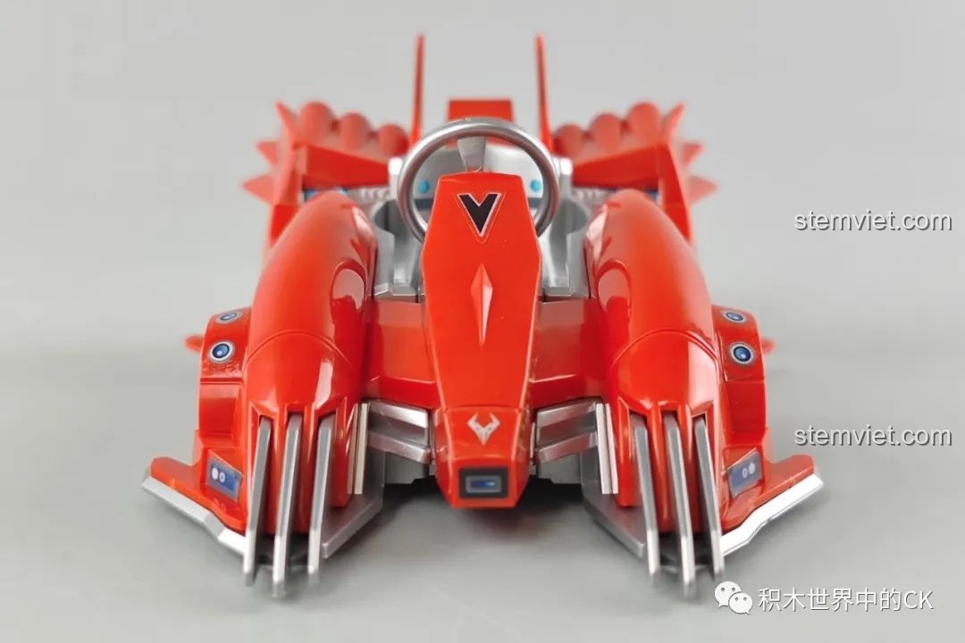 Mô hình xe đua Kim Cương QQ Phi Xe Enlighten nhìn trực diện, nổi bật với thiết kế khí động học và màu đỏ rực.