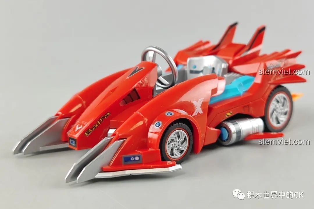 Mô hình xe đua Kim Cương QQ Phi Xe Enlighten đã lắp ráp hoàn chỉnh, góc nhìn phía trước mạnh mẽ và sắc sảo.