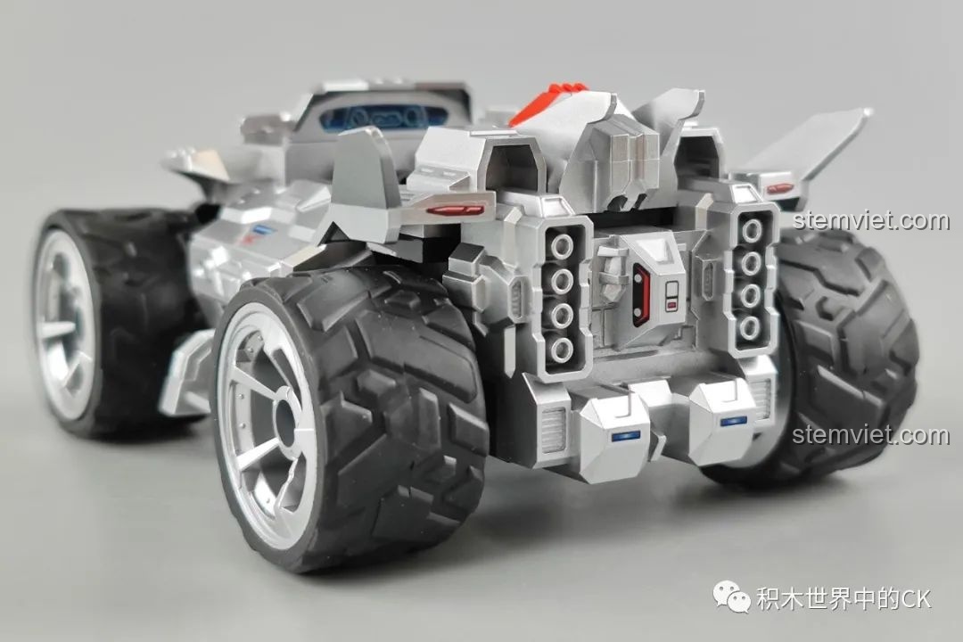 Mô hình xe đua S-擎天雷no QQ Phi Xe Enlighten 74011 góc chéo từ phía sau, tổng thể mạnh mẽ và năng động.