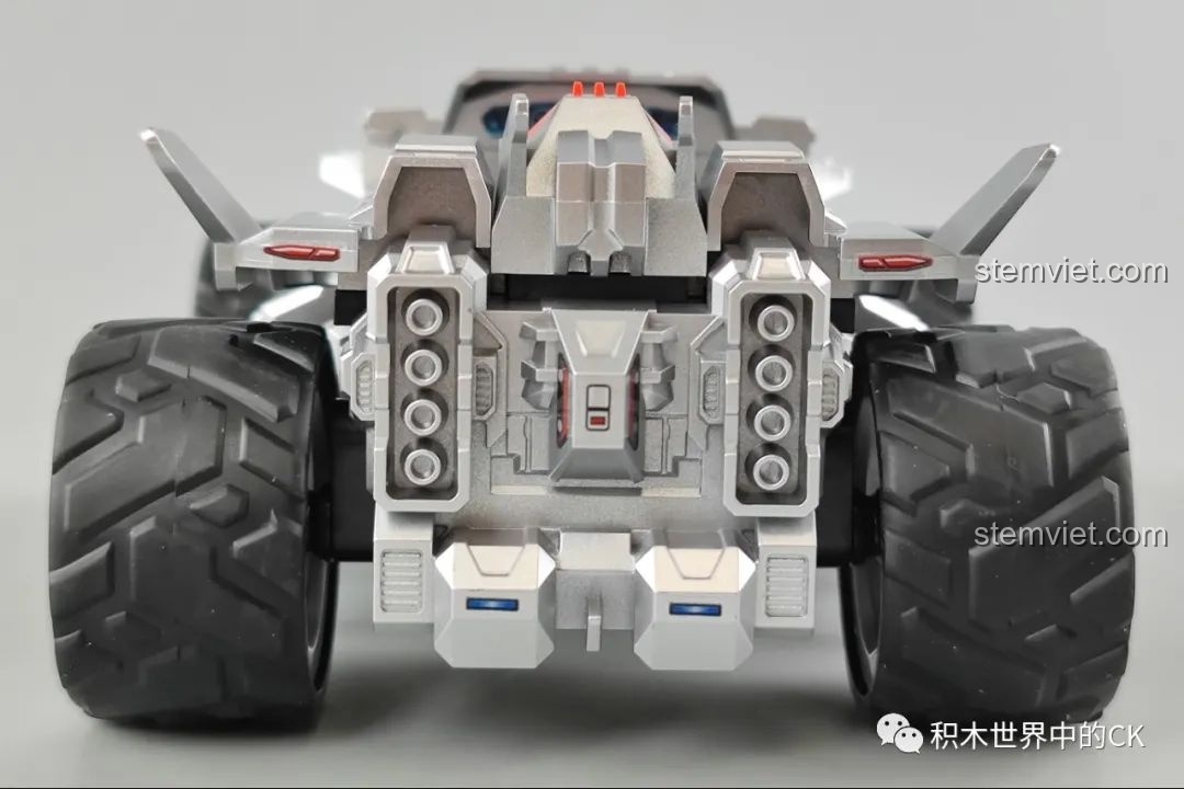 Mô hình xe đua S-擎天雷no QQ Phi Xe Enlighten 74011 nhìn nghiêng bên hông, thể hiện rõ các chi tiết thân xe.