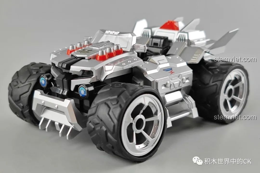 Mô hình xe đua S-擎天雷no QQ Phi Xe Enlighten 74011 nhìn nghiêng, thể hiện đường nét mượt mà và chi tiết động cơ.