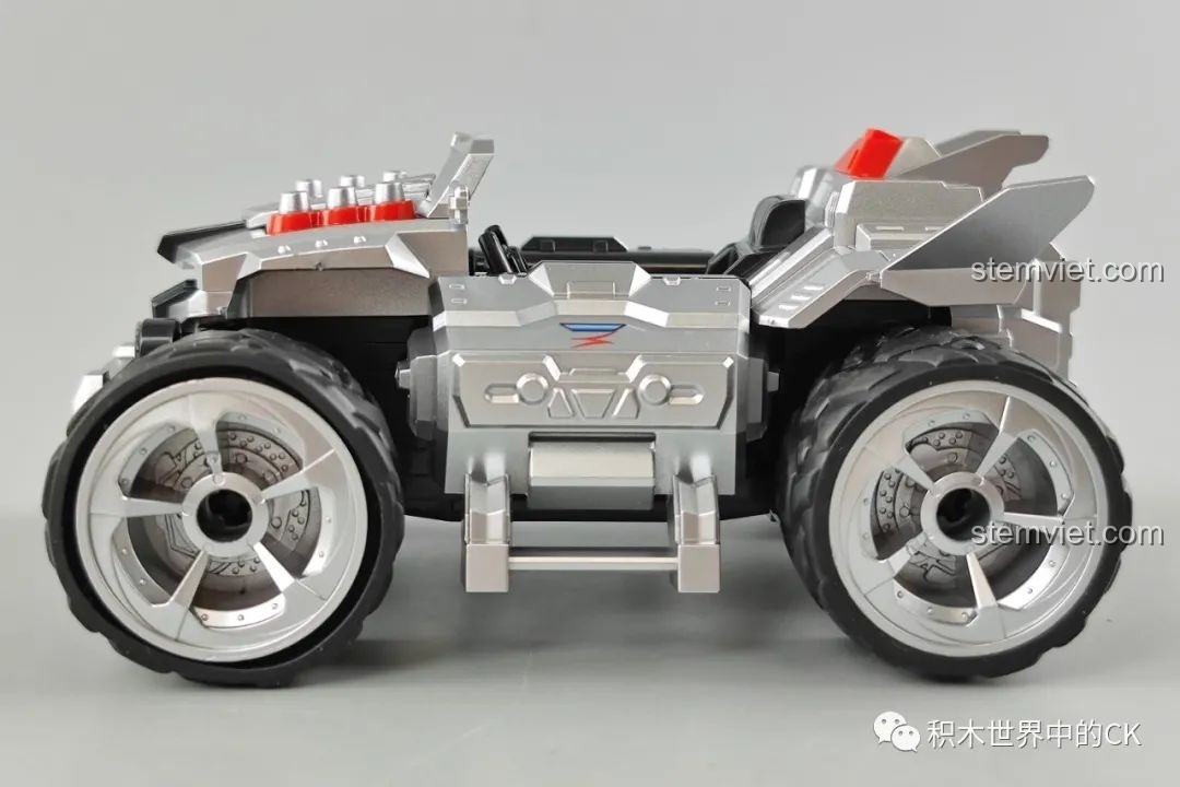 Mô hình xe đua S-擎天雷no QQ Phi Xe Enlighten 74011 nhìn trực diện từ phía sau, chi tiết ống xả và đèn hậu.