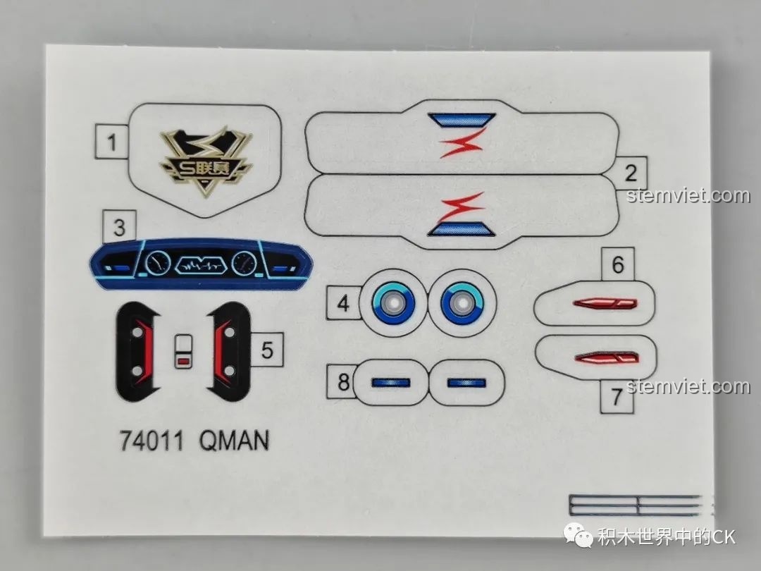 Mô hình xe đua S-擎天雷no QQ Phi Xe Enlighten 74011 nhìn trực diện, nổi bật với thiết kế khí động học và màu bạc.