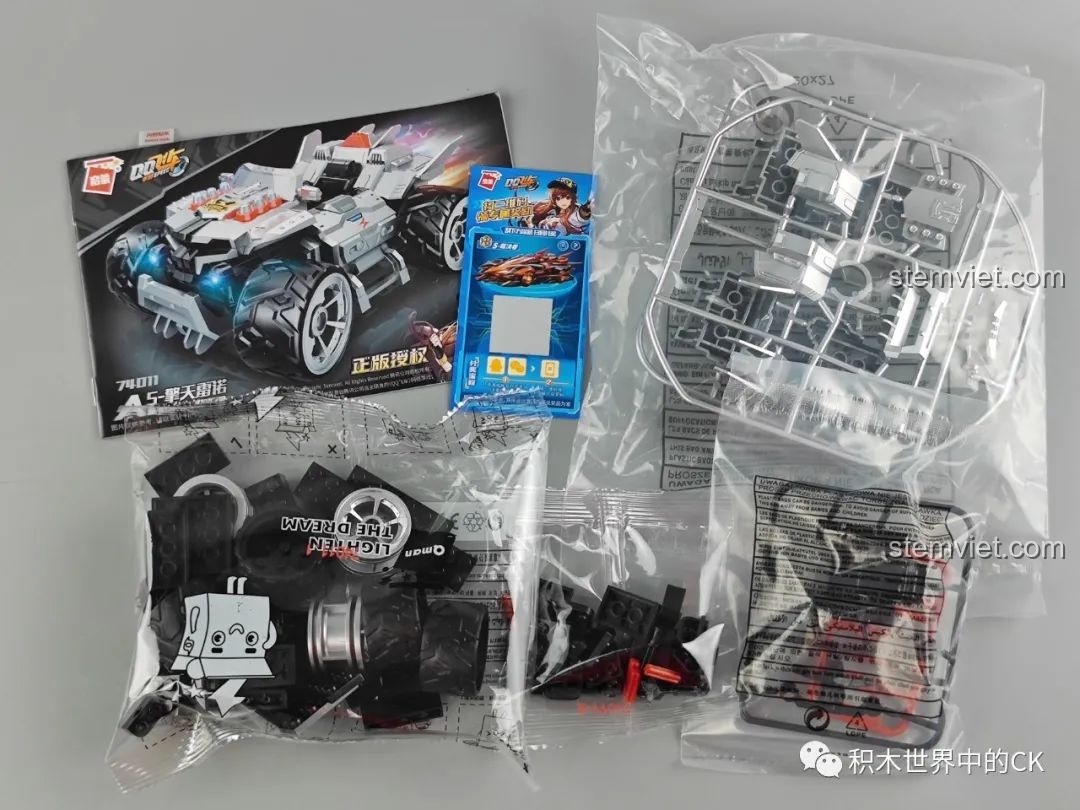 Mô hình xe đua S-擎天雷no QQ Phi Xe Enlighten 74011 đã lắp ráp hoàn chỉnh, góc nhìn phía trước mạnh mẽ và sắc sảo.