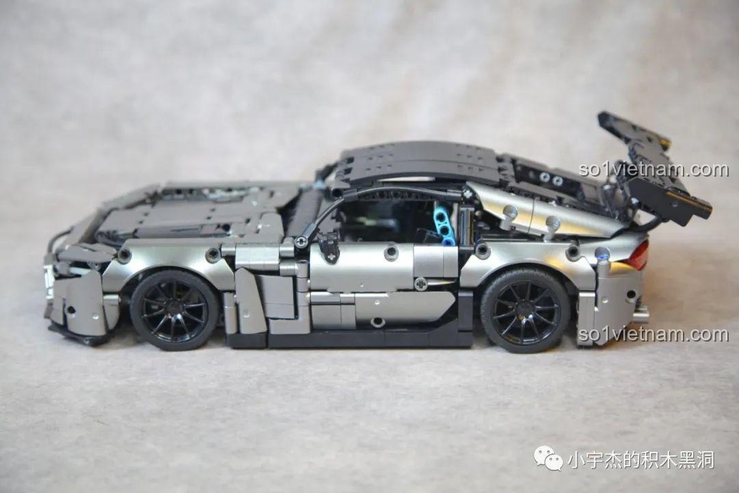 Mô hình xe Mercedes AMG Bạc Quỷ MJ Blocks 8620A đã hoàn thiện phần thân vỏ nhưng chưa được gắn bánh xe.