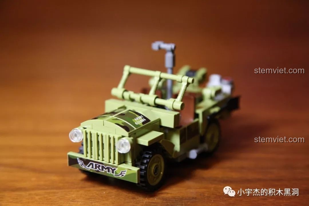 Mô hình xe Jeep quân sự Panlos Brick 631004D sau khi lắp ráp xong, nhìn từ góc chính diện.