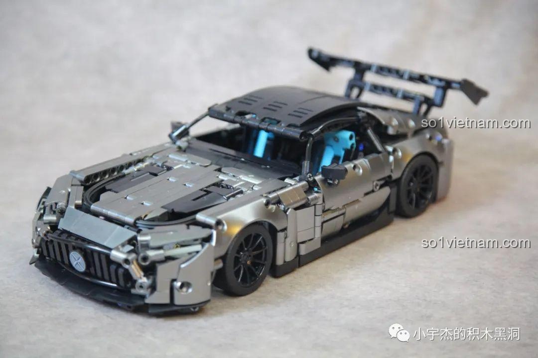 Mô hình xe Mercedes AMG Bạc Quỷ MJ Blocks 8620A đã được lắp ráp hoàn chỉnh với bánh xe, nhìn từ góc nghiêng phía trước.