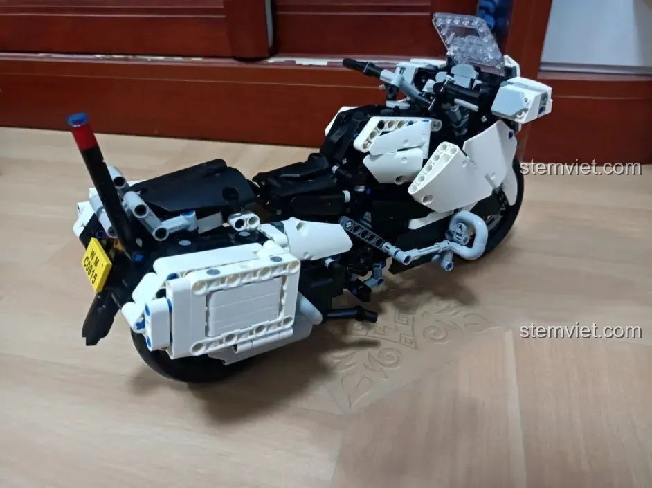 Mô hình WOMA C0915 Xe mô tô cảnh sát Quốc Bân-650 hoàn chỉnh chưa dán sticker, nhìn từ bên phải.