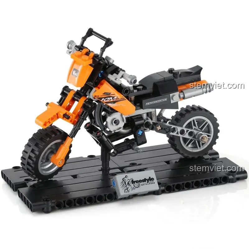 Mô hình xe mô tô địa hình KTM SEMBO 701101 hoàn thiện, trưng bày trên bệ đỡ.