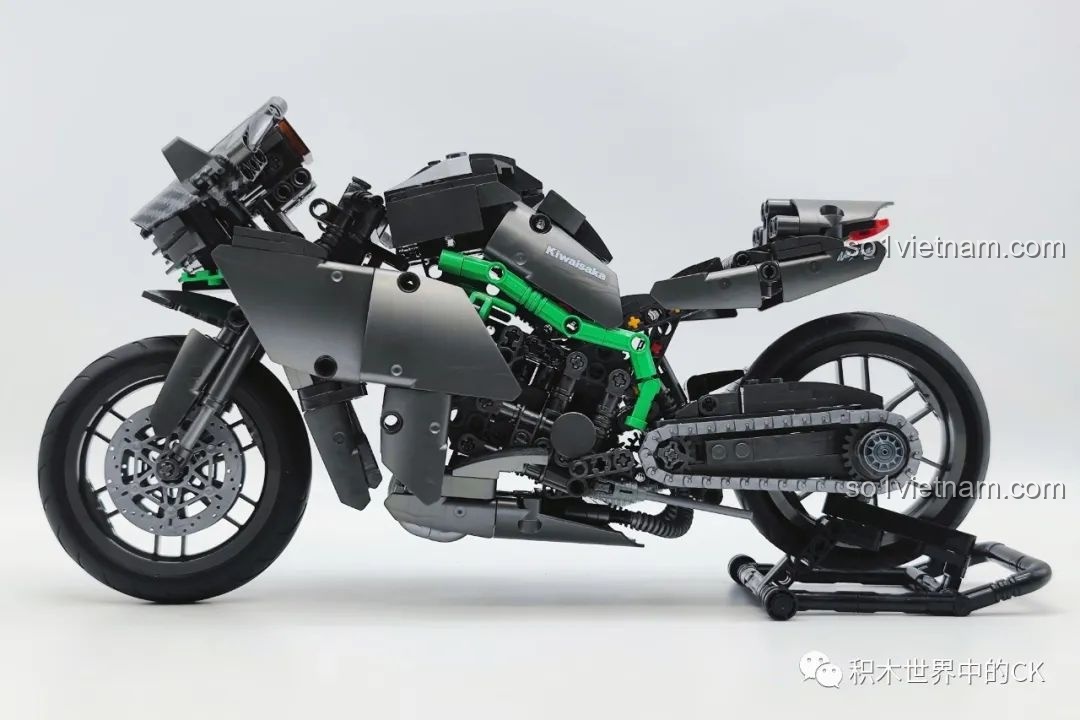 Mô hình xe mô tô Kawasaki Ninja H2R hoàn chỉnh với giá đỡ, sẵn sàng để trưng bày trong bộ sưu tập.