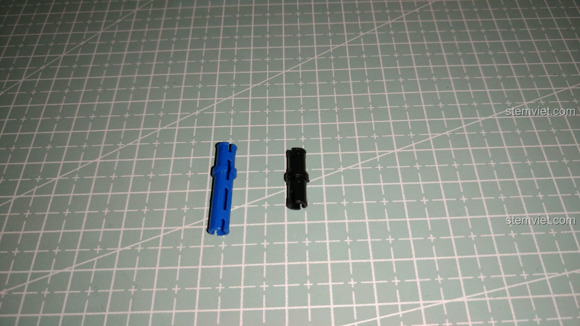 Chốt xanh và đen của bộ lắp ghép Mô Hình Xe Morgan 3 Wheeler 7065, minh họa độ chặt.