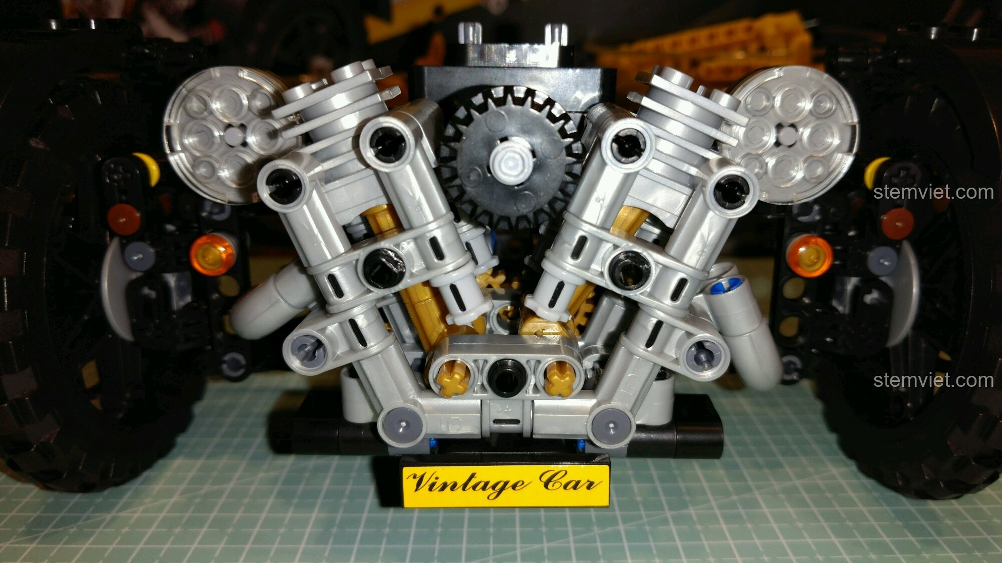 Góc nhìn khác về động cơ và hệ thống treo trước của bộ lắp ghép Mô Hình Xe Morgan 3 Wheeler 7065.