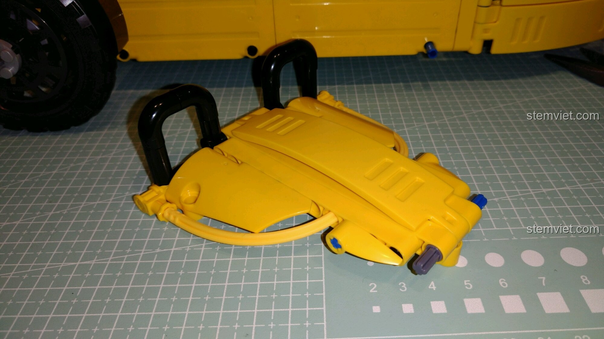 Mô hình hoàn chỉnh của bộ lắp ghép Mô Hình Xe Morgan 3 Wheeler 7065 từ góc nhìn 3/4.