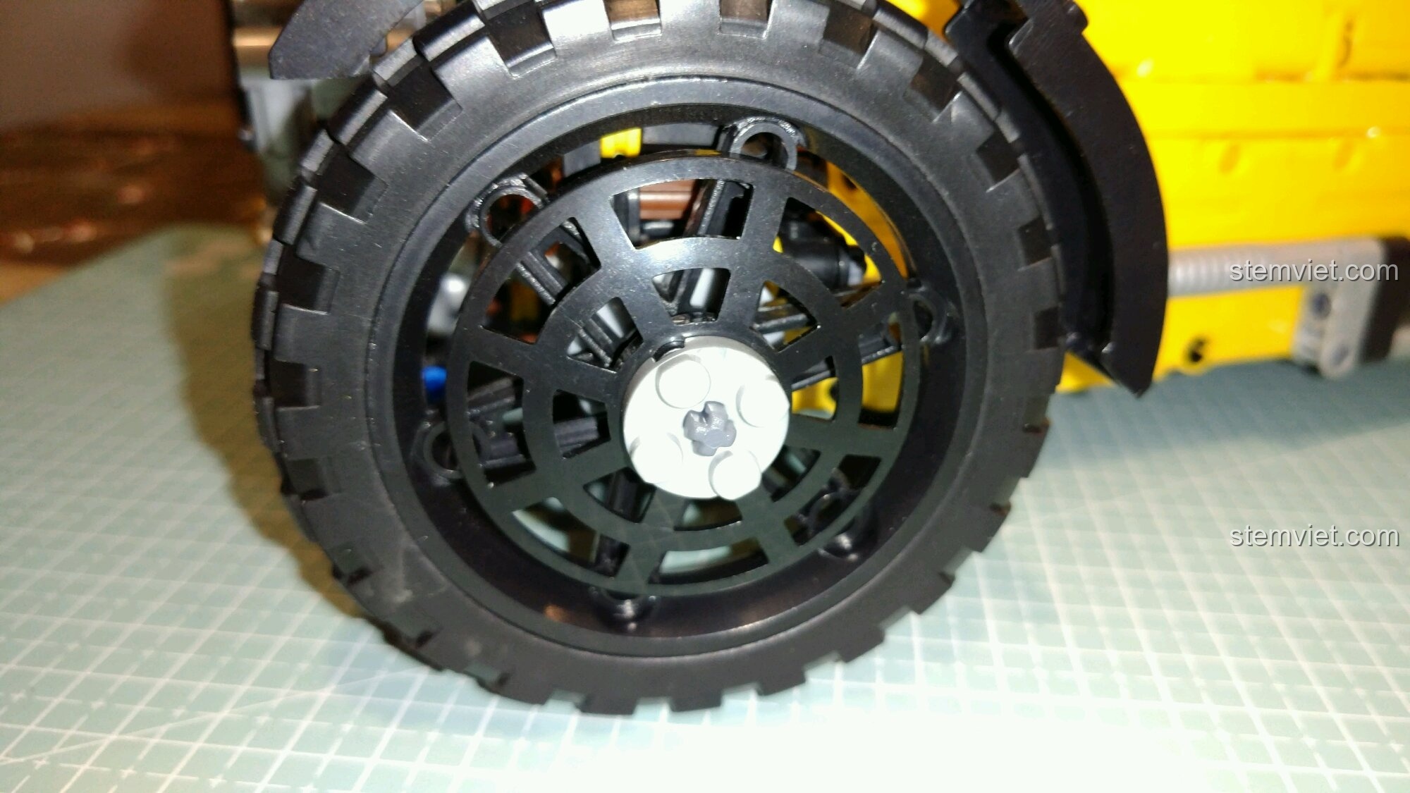 Mô hình hoàn chỉnh của bộ lắp ghép Mô Hình Xe Morgan 3 Wheeler 7065 từ góc nhìn phía trước.