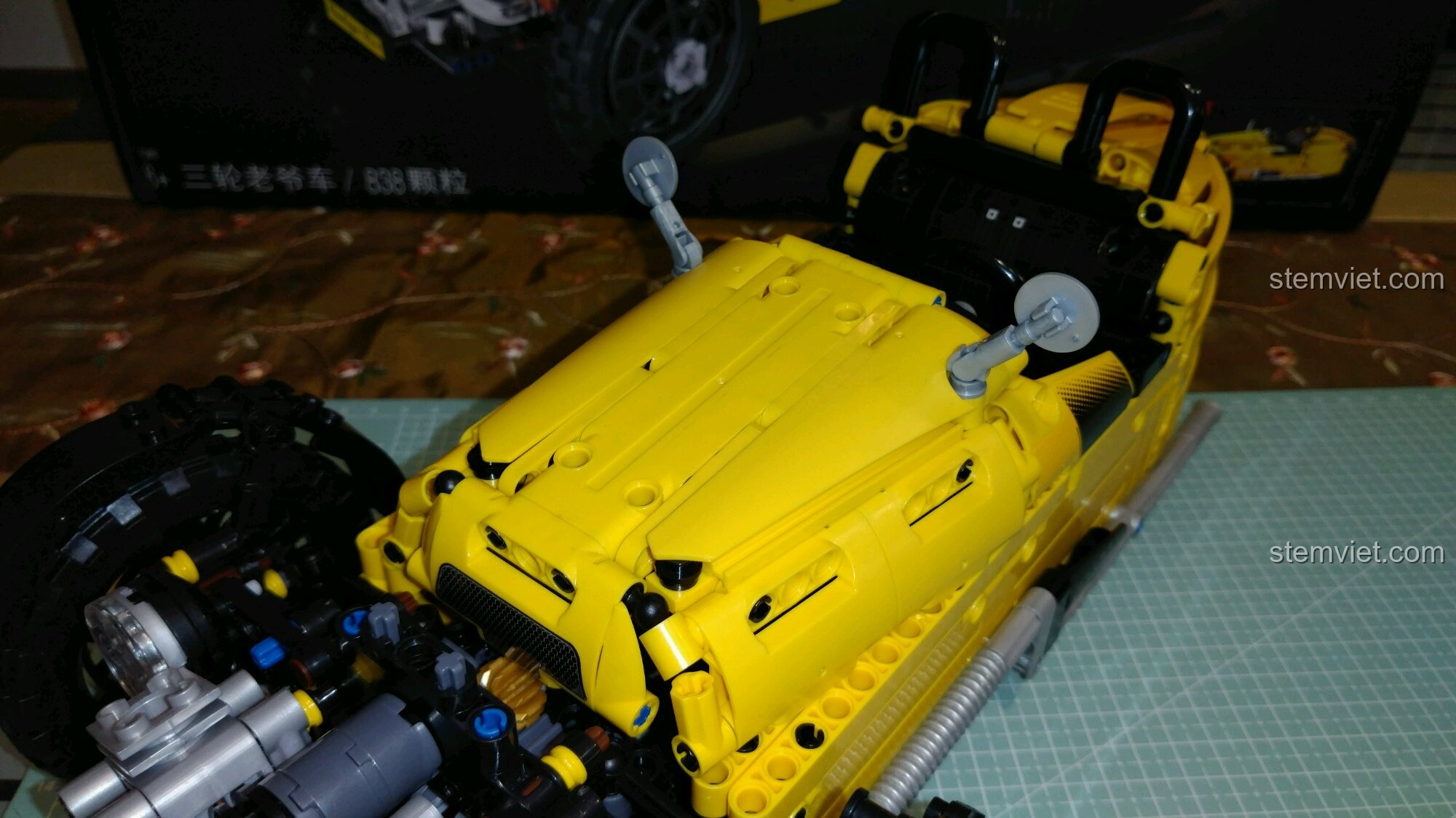 Mô hình hoàn chỉnh của bộ lắp ghép Mô Hình Xe Morgan 3 Wheeler 7065 từ góc nhìn phía trước.