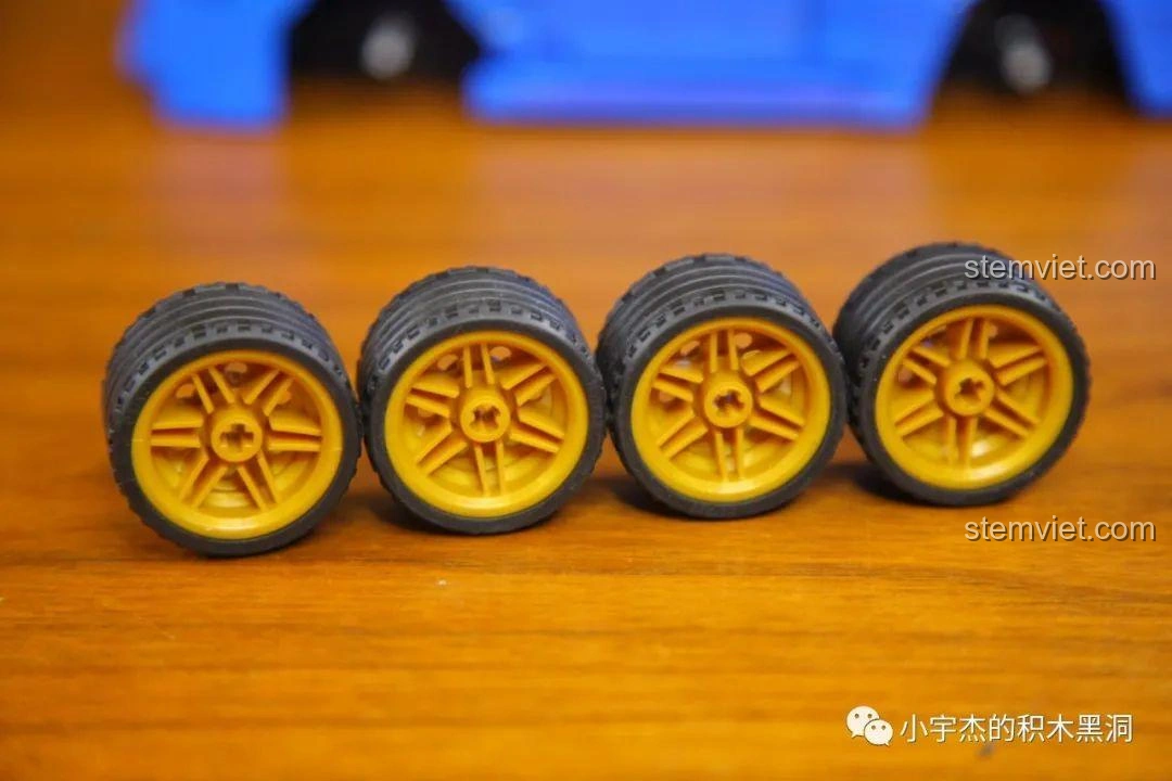 Mô hình xe Subaru Impreza 22B STi Version 8408 đã hoàn thành, nhìn từ bên hông.