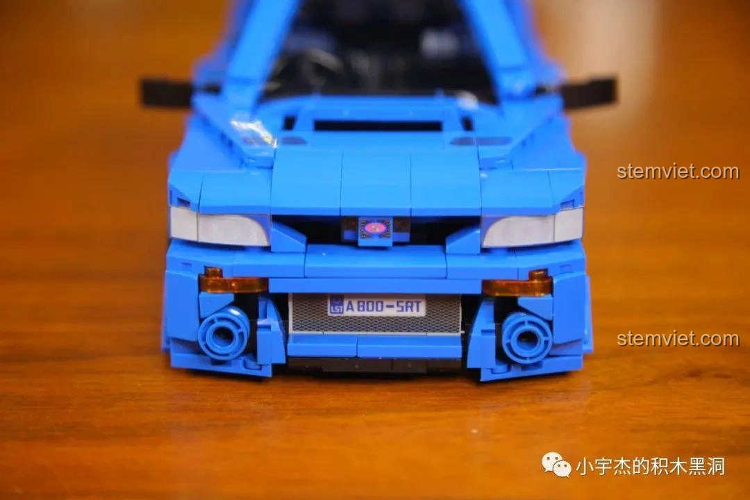 Mặt sau của mô hình xe Subaru Impreza 22B STi Version 8408 đã hoàn thành, nhìn từ phía sau.