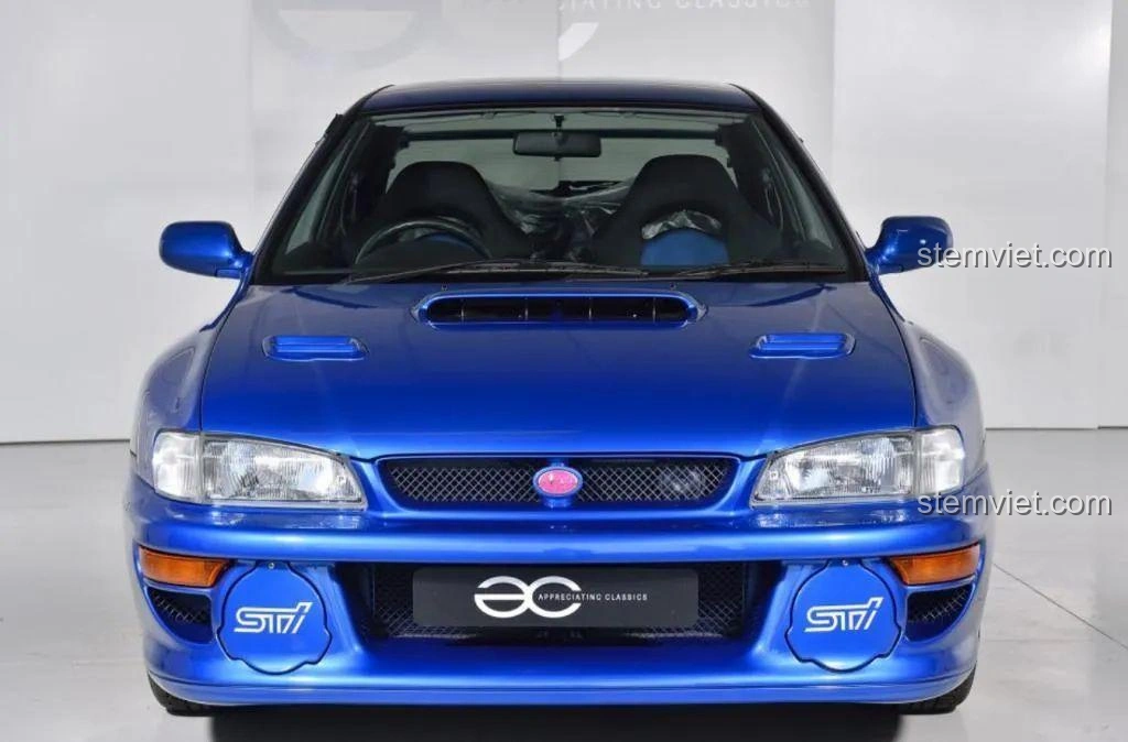 Mô hình xe Subaru Impreza 22B STi Version 8408 với cả hai cửa mở, nhìn từ phía trước.