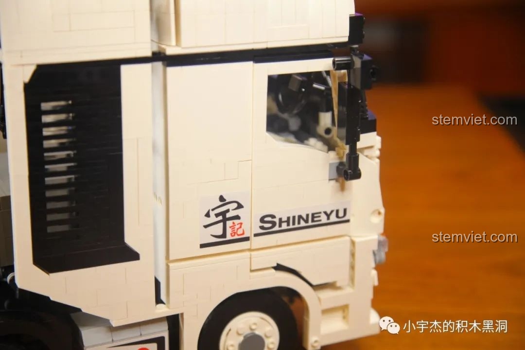 Mô hình xe tải lắp ráp khác với cần cẩu, minh họa sự đa dạng của các bộ đồ chơi xây dựng từ ShineYU.