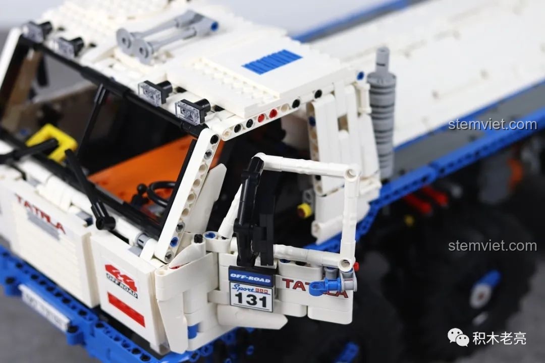 Cửa cabin của mô hình Mould King 13144 Tatra T813 8x8 PROFA đang mở, cho thấy nội thất bên trong.