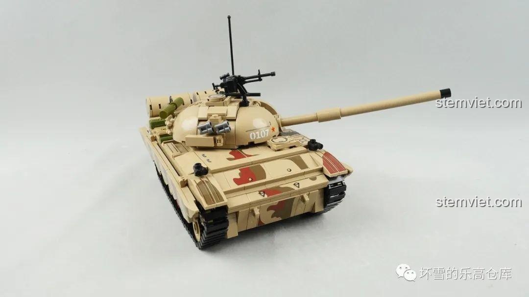 Mô hình xe tăng 88A Sembo 203127 hoàn chỉnh, chụp từ góc phía sau, cho thấy các chi tiết như ống xả và thùng nhiên liệu phụ.