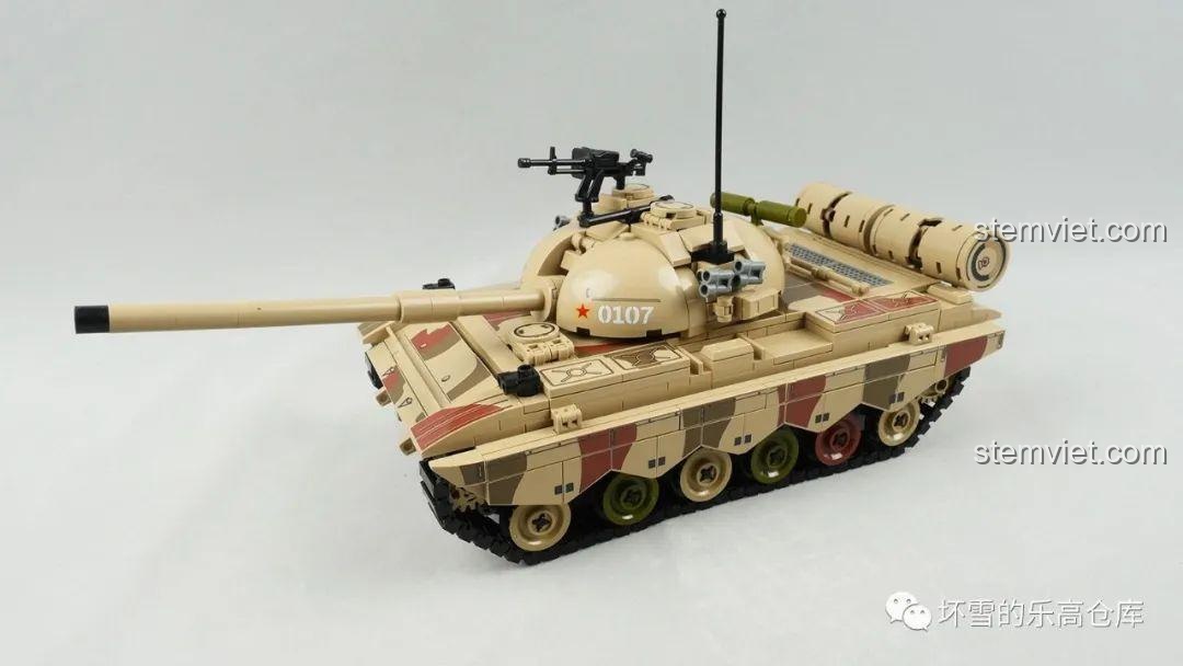 Mô hình xe tăng 88A Sembo 203127 hoàn chỉnh, chụp từ góc phía trước, nổi bật các chi tiết tháp pháo và thân xe với lớp ngụy trang.