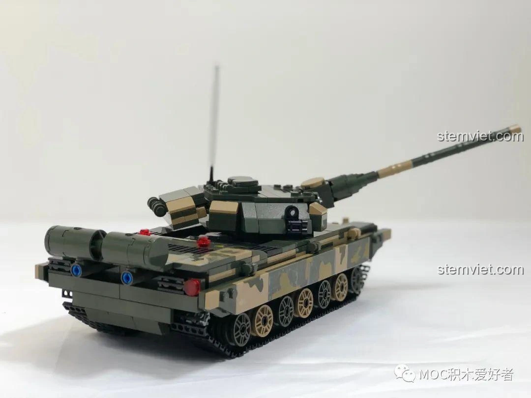 Mô hình xe tăng chủ lực 99A COGO 13384 đã hoàn thành, nhìn từ phía sau, chi tiết thùng nhiên liệu.