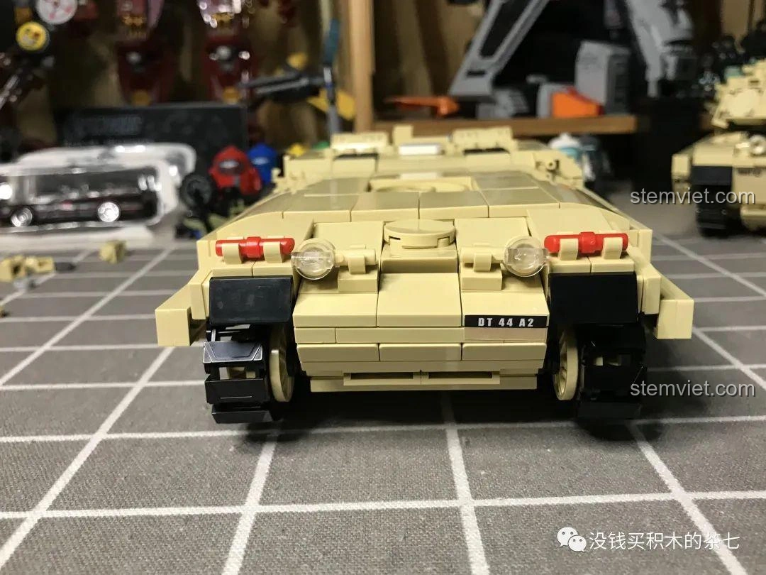 Mô hình xe tăng Challenger 2 FV 4034 JIAZHI 0105 nhìn từ cạnh bên, thể hiện chiều dài và tỷ lệ chuẩn xác.