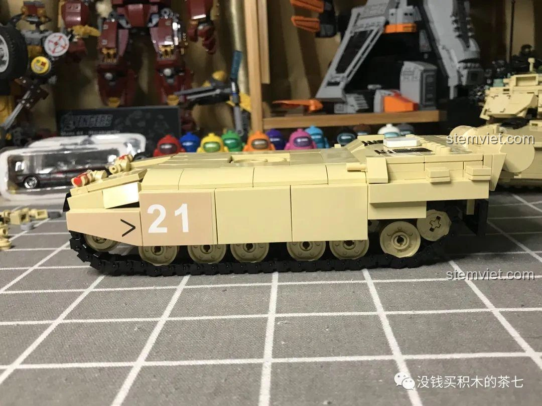 Mô hình xe tăng Challenger 2 FV 4034 JIAZHI 0105 nhìn từ góc chéo phía sau, nổi bật các chi tiết giáp và tháp pháo.