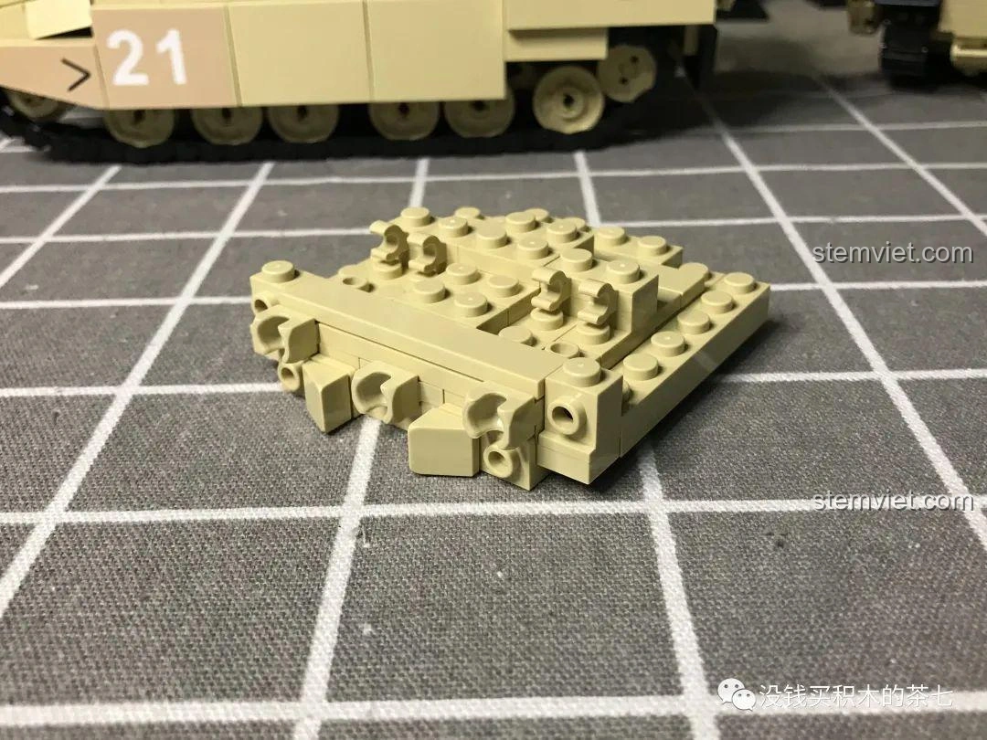 Mô hình xe tăng Challenger 2 FV 4034 JIAZHI 0105 nhìn từ góc chéo phía trước, thể hiện sự hầm hố và uy lực.