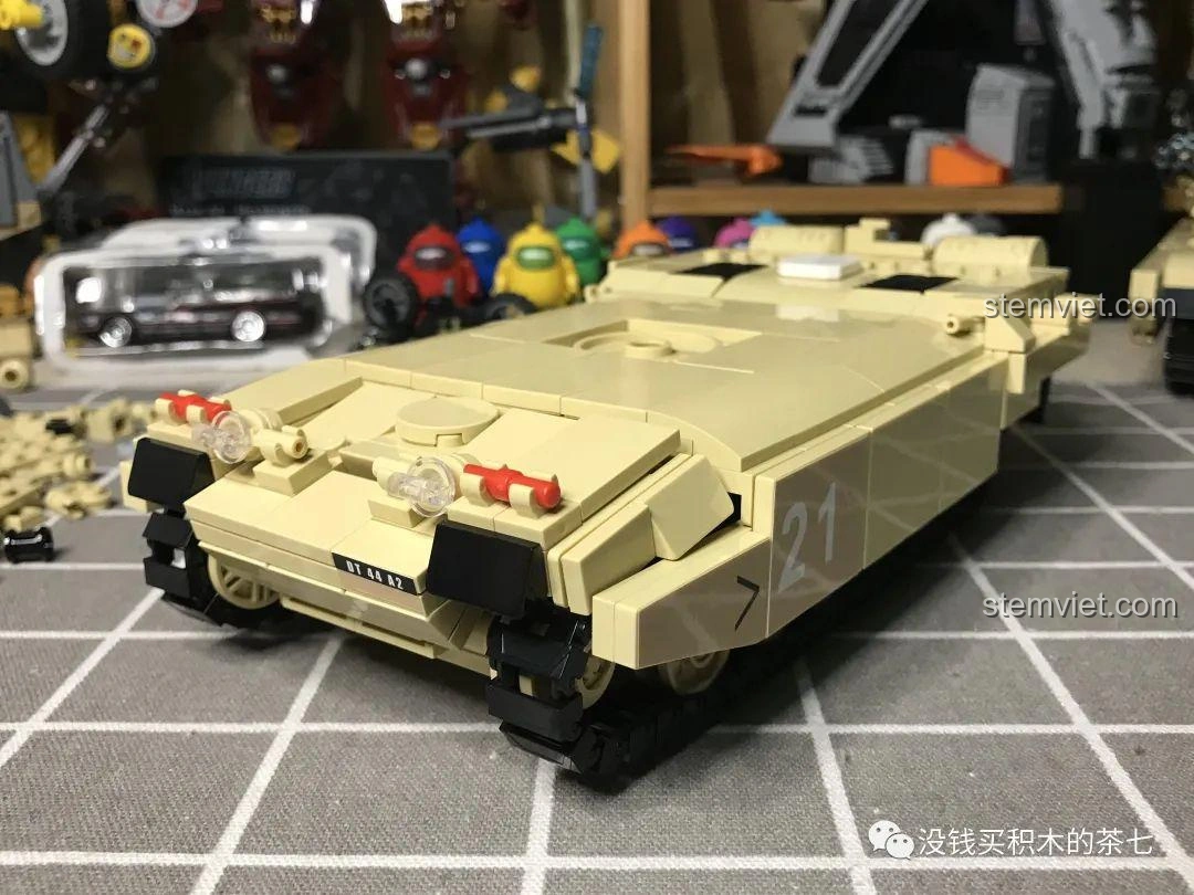 Mô hình xe tăng Challenger 2 FV 4034 JIAZHI 0105 nhìn từ góc sau, cho thấy các chi tiết giáp và ống xả.