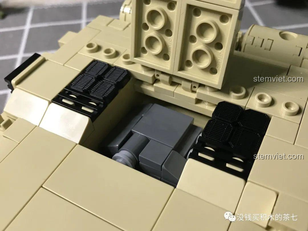 Mô hình xe tăng Challenger 2 FV 4034 JIAZHI 0105 đã hoàn thành, nhìn trực diện, thể hiện sự uy nghi và chi tiết.