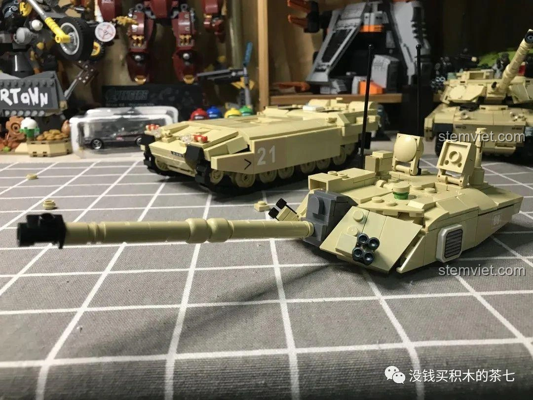 Mô hình xe tăng Challenger 2 FV 4034 JIAZHI 0105 đã hoàn thành cùng các minifigure, tạo nên một cảnh chiến đấu sống động.