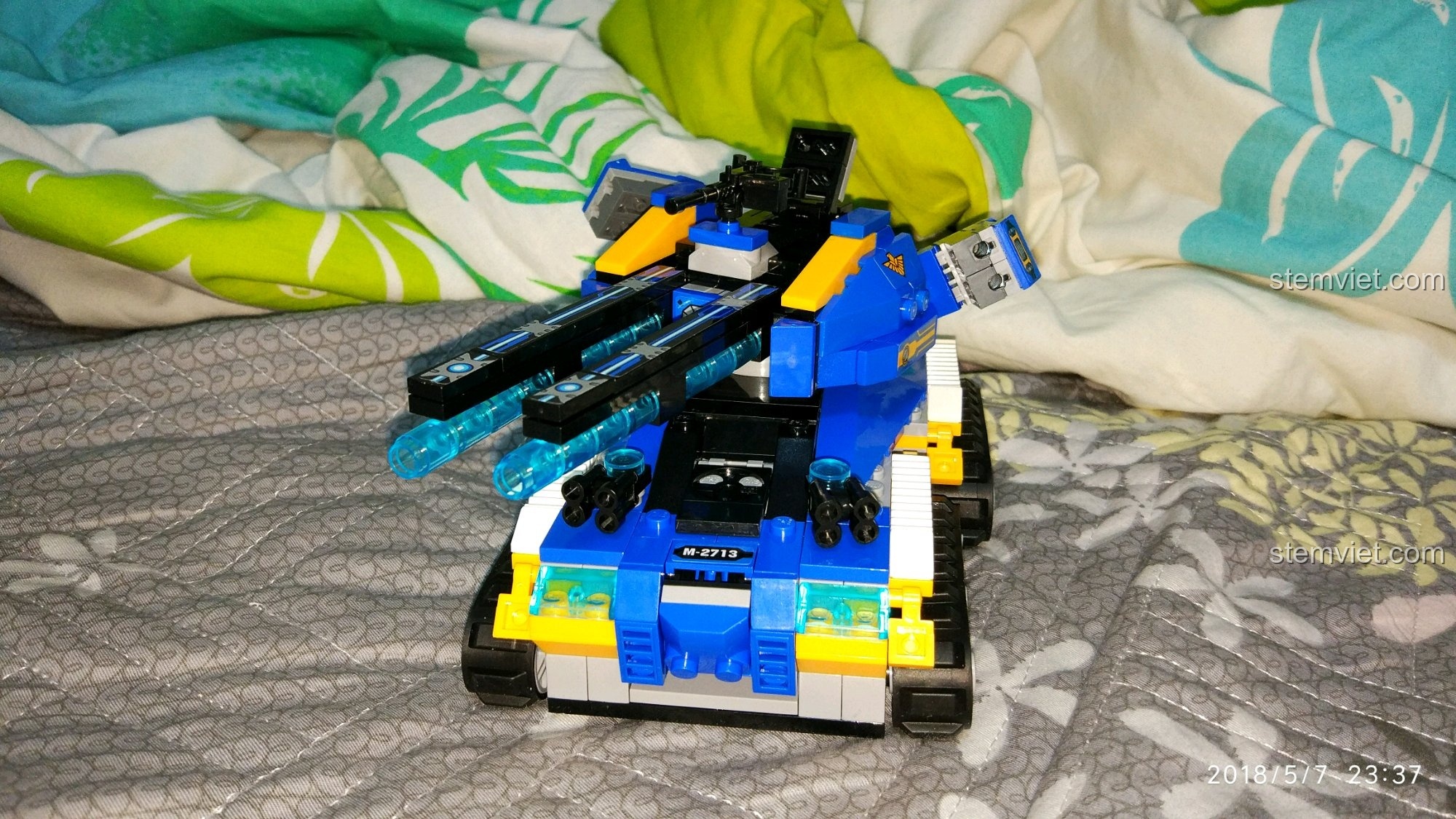 Mô hình Xe Tăng Khải Huyền QMAN 2713 đã lắp ráp hoàn chỉnh với màu xanh và vàng đặc trưng.