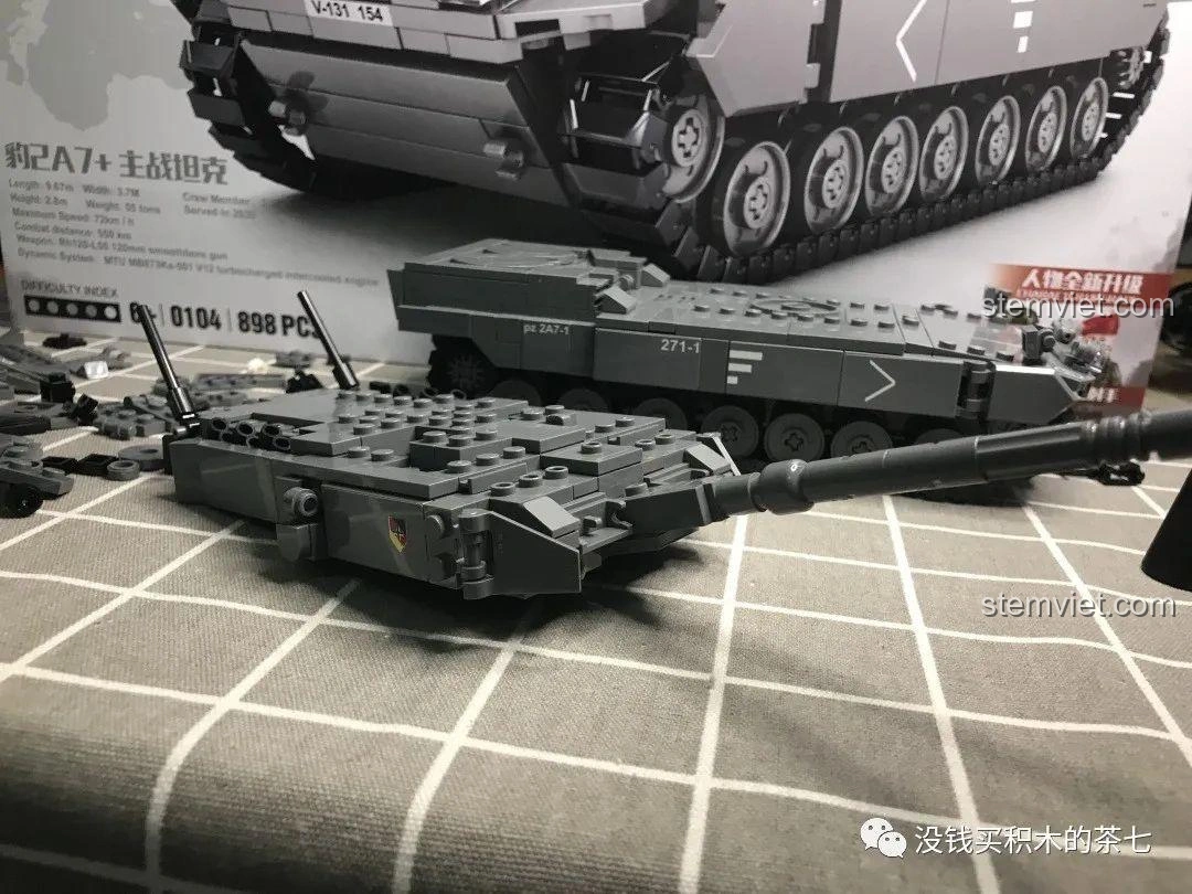Mô hình xe tăng Leopard 2A7+ của bộ Jiazhi 0104 đã hoàn chỉnh, nhìn từ cạnh bên, thể hiện chiều dài và cấu trúc xích.