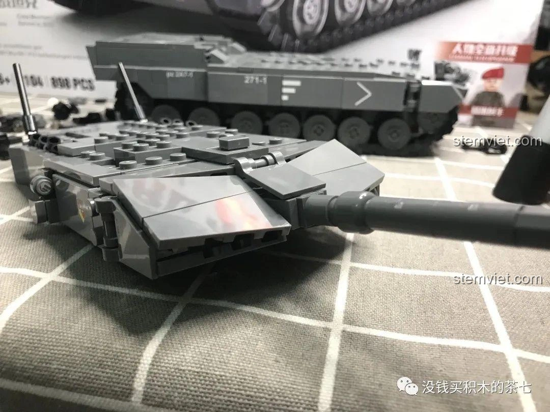 Mô hình xe tăng Leopard 2A7+ của bộ Jiazhi 0104 đã hoàn chỉnh, nhìn từ cạnh bên khác, thể hiện các chi tiết giáp hông.