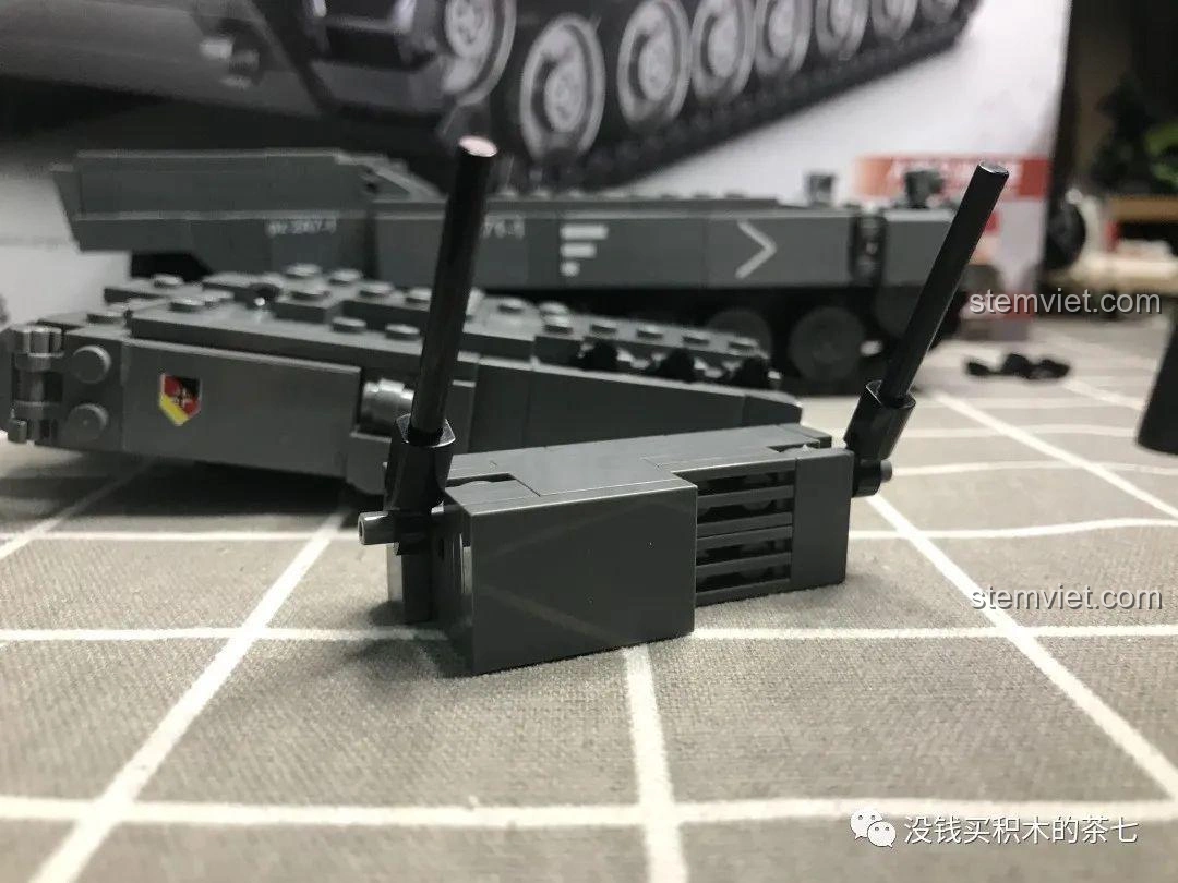 Mô hình xe tăng Leopard 2A7+ của bộ Jiazhi 0104 đã hoàn chỉnh, nhìn từ góc phía trước, thể hiện sự mạnh mẽ và chân thực.