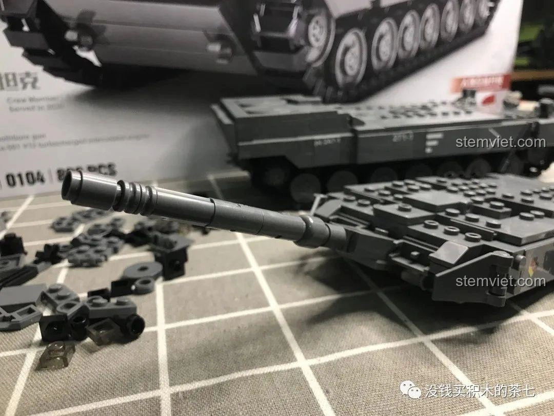 Mô hình xe tăng Leopard 2A7+ của bộ Jiazhi 0104 đã hoàn chỉnh, nhìn từ phía trước, thể hiện sự cân đối và chi tiết.