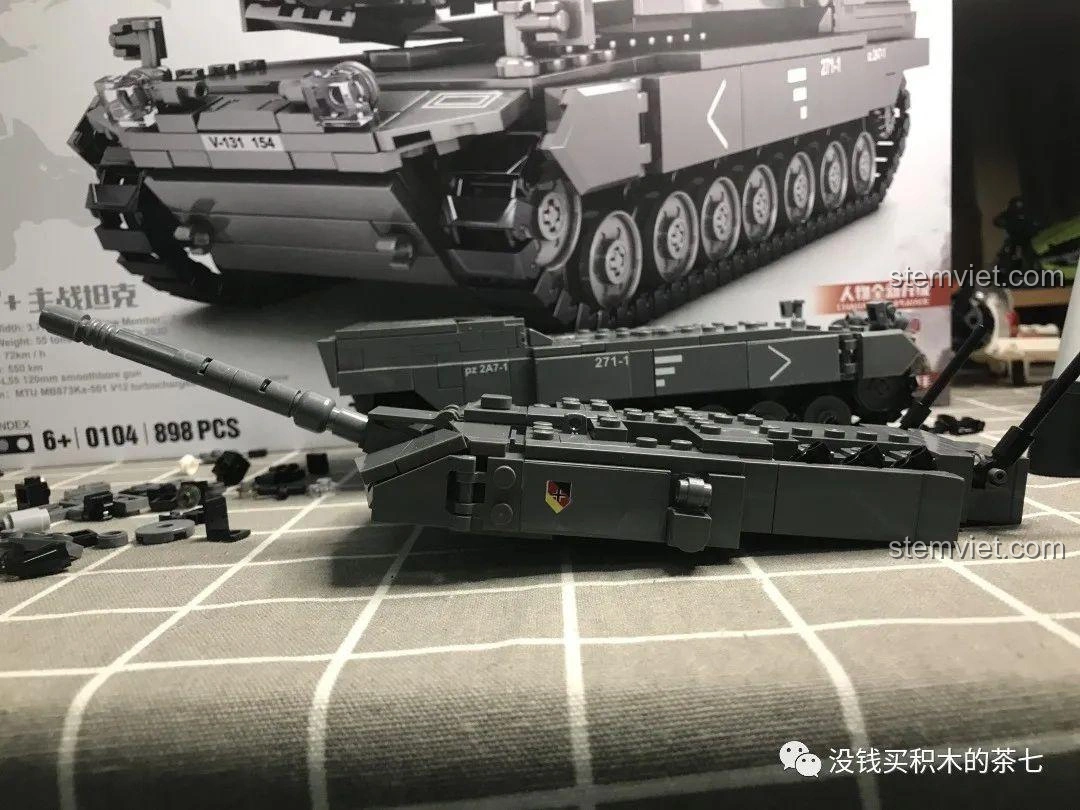 Mô hình xe tăng Leopard 2A7+ của bộ Jiazhi 0104 đã hoàn chỉnh, nhìn từ phía sau, thể hiện phần đuôi xe và hệ thống tản nhiệt.
