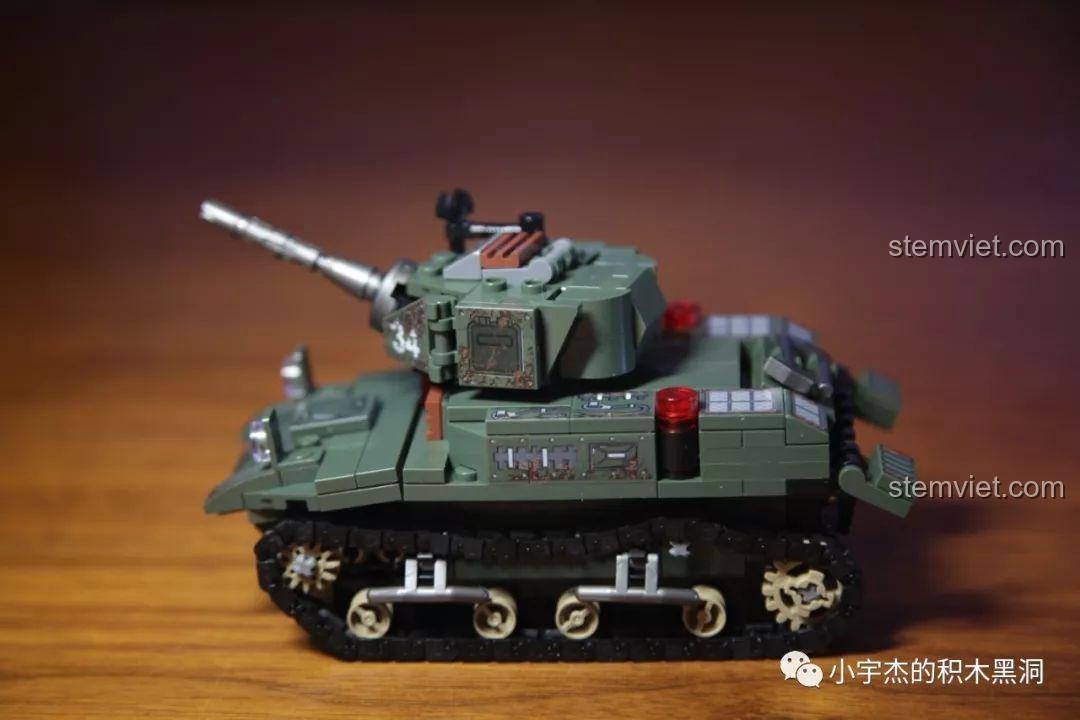 Mô hình xe tăng M5 Stuart hoàn chỉnh từ bộ lắp ráp SEMBO 101391, nhìn từ góc nghiêng.