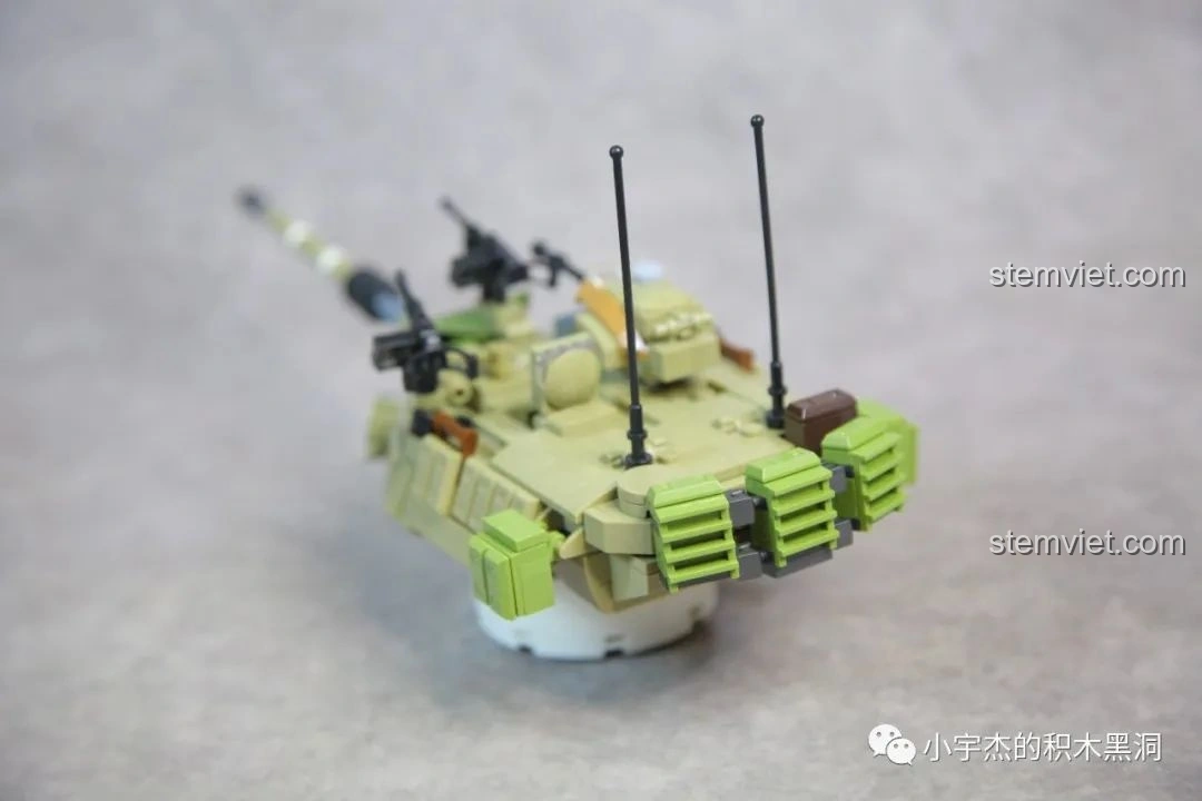 Mô hình xe tăng M60 Magach Israel PanlosBrick 632004 đã hoàn thành, nhìn từ góc nghiêng.