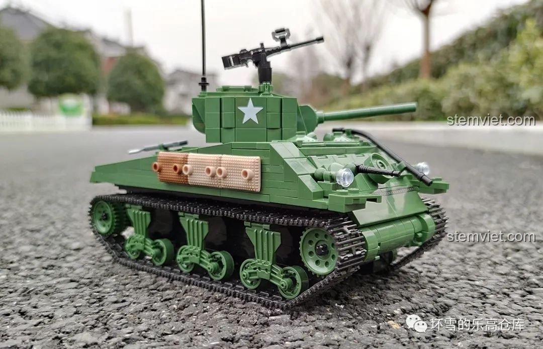 Mô hình xe tăng Sherman M4A1 QUANGUAN 81 hoàn chỉnh từ góc nhìn thấp, thể hiện sự vững chãi và các chi tiết tổng thể. Đánh giá bộ lắp ráp xe tăng chiến đấu Sherman.