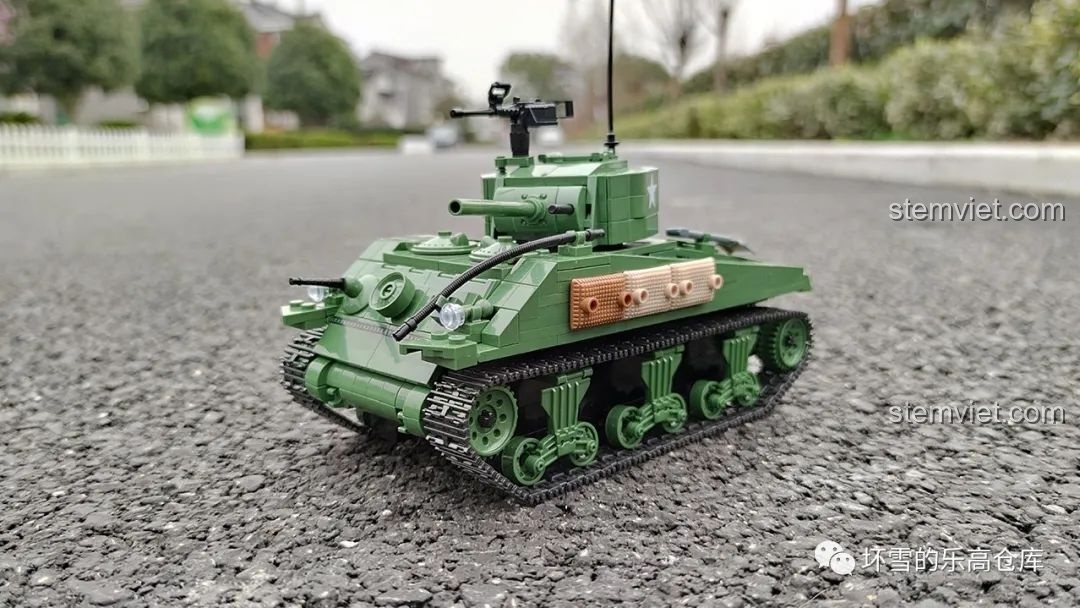 Mô hình xe tăng Sherman M4A1 QUANGUAN 81 đặt ngoài trời, thể hiện rõ các chi tiết tháp pháo, nòng súng và hệ thống bánh xích. Đồ chơi lắp ráp xe tăng chiến đấu Sherman cho bé.