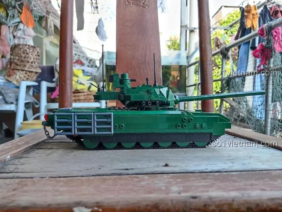 Góc nhìn ngang bên phải của mô hình xe tăng T-14 Armata Sluban, thể hiện chiều dài và sự hầm hố của nó.