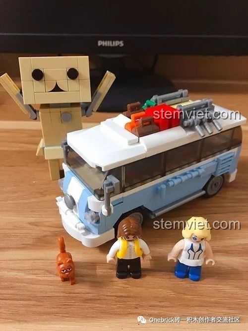 Mô hình Xe Van Cắm Trại T1 Màu Xanh M38B0707 hoàn chỉnh, một món đồ chơi lắp ghép đẹp mắt để trưng bày hoặc làm quà.