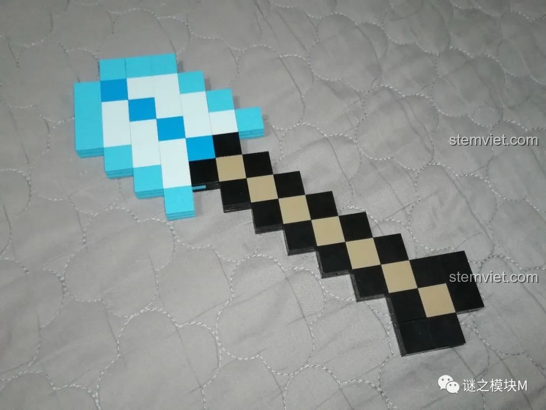 Mô hình Xẻng Kim Cương Minecraft hoàn thiện từ bộ lắp ráp RENZAIMA 733, chi tiết pixel sắc nét.