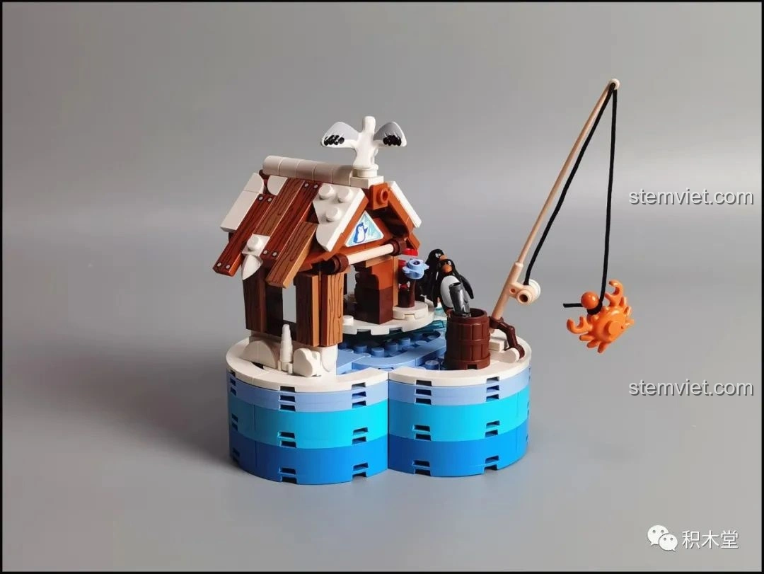 Mô hình lắp ráp Pantasy Joyside 61001 cảnh quan tuyết từ góc nhìn khác, thể hiện khả năng xoay tròn.